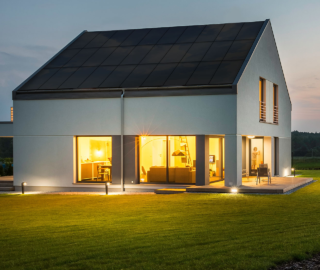Panele słoneczne vs. dachy solarne? Porównanie korzyści